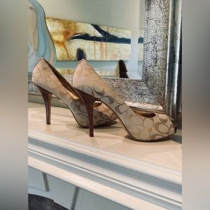 🐣 WAS $120 Coach Signature Cs Gold/Tan Peep Toe Heels NWOT